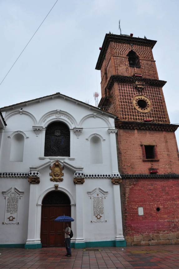 Caminhando na chuva em Cali, na Colômbia
